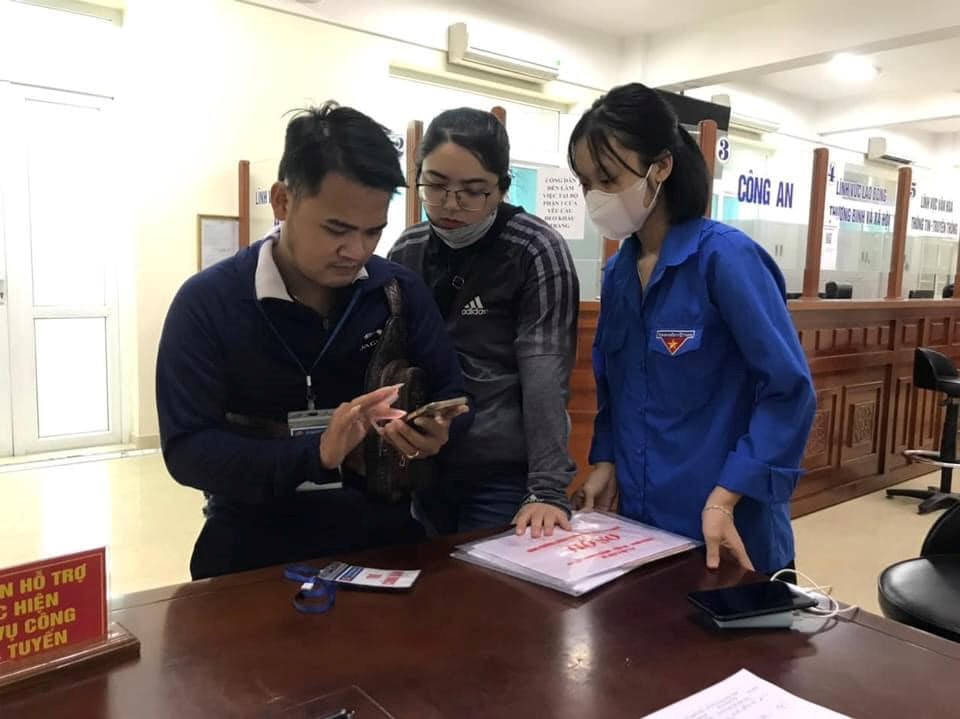 TIẾP TỤC TRIỂN KHAI MÔ HÌNH THANH NIÊN XUNG KÍCH HỖ TRỢ SỬ DỤNG DỊCH VỤ CÔNG TRỰC TUYẾN VÀ THANH TOÁN ĐIỆN TỬ