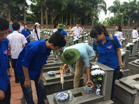 Quận đoàn Ngô Quyền tổ chức ra quân chăm sóc nghĩa trang liệt sĩ quận