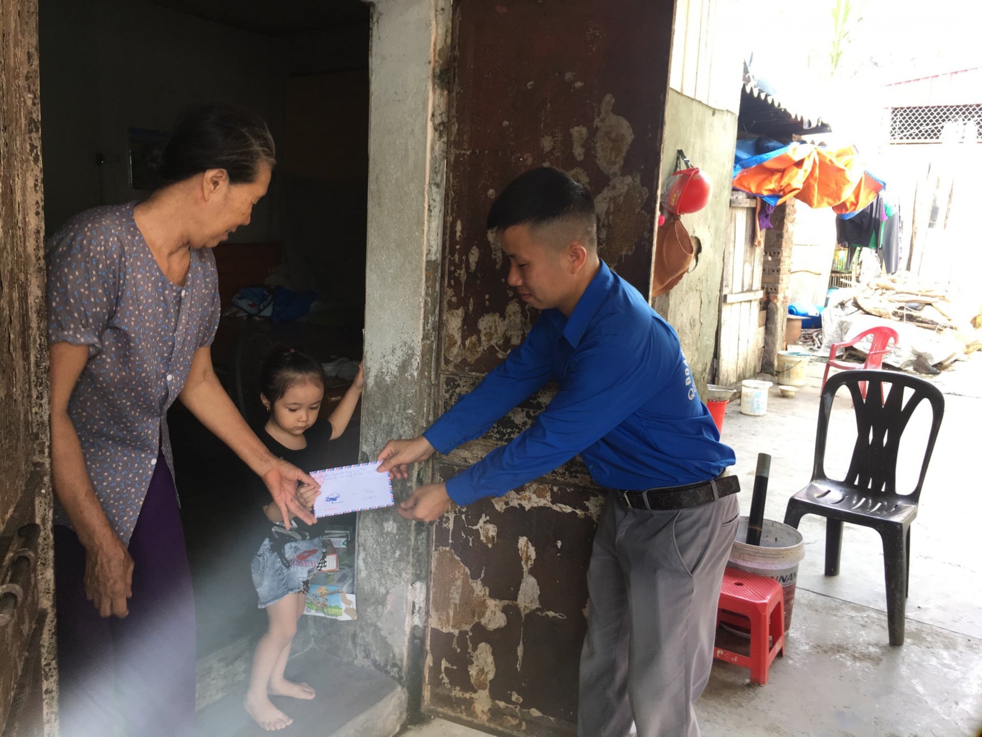 TRAO TẶNG 200 TÚI QUÀ AN SINH TRONG CHIẾN DỊCH THANH NIÊN TÌNH NGUYỆN HÈ NĂM 2022