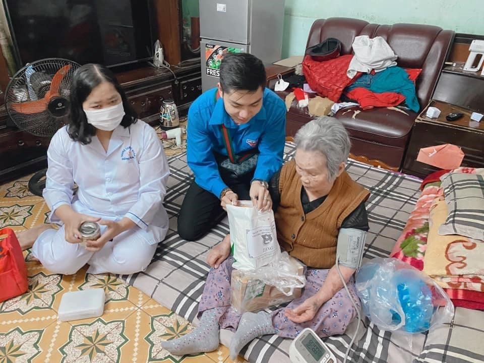Hoạt động tư vấn sức khỏe, khám bệnh, phát thuốc, tặng quà cho gia đình chính sách, cựu thanh niên xung phong có hoàn cảnh khó khăn