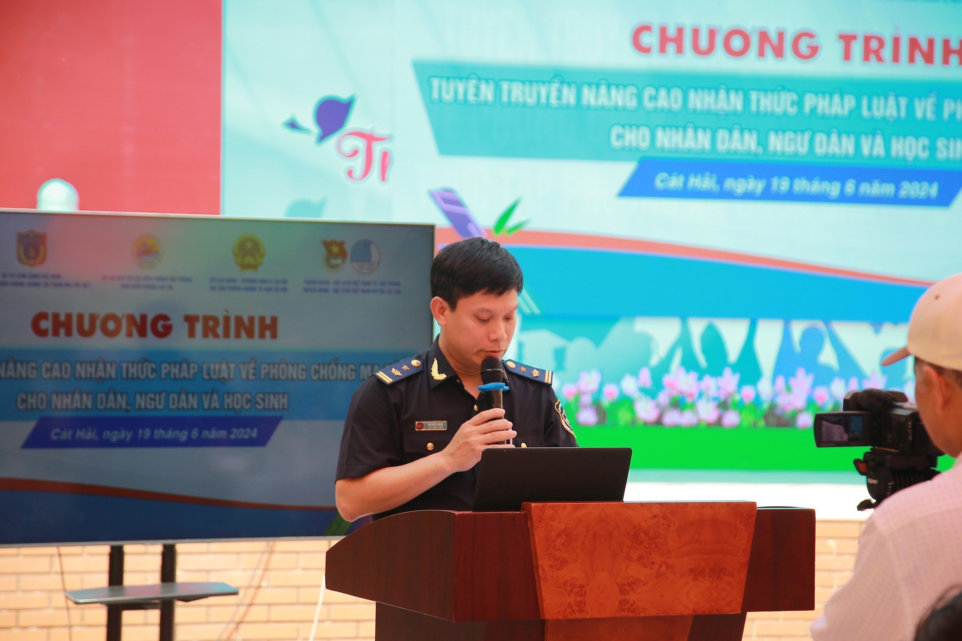 CHƯƠNG TRÌNH TUYÊN TRUYỀN NÂNG CAO NHẬN THỨC PHÁP LUẬT VỀ PHÒNG, CHỐNG MA TUÝ CHO NHÂN DÂN, NGƯ DÂN VÀ HỌC SINH; TUYÊN TRUYỀN PHÁP LUẬT BIỂN ĐẢO VÀ TẶNG ÁO PHAO, CỜ TỔ QUỐC CHO NGƯ DÂN VƯƠN KHƠI BÁM BIỂN