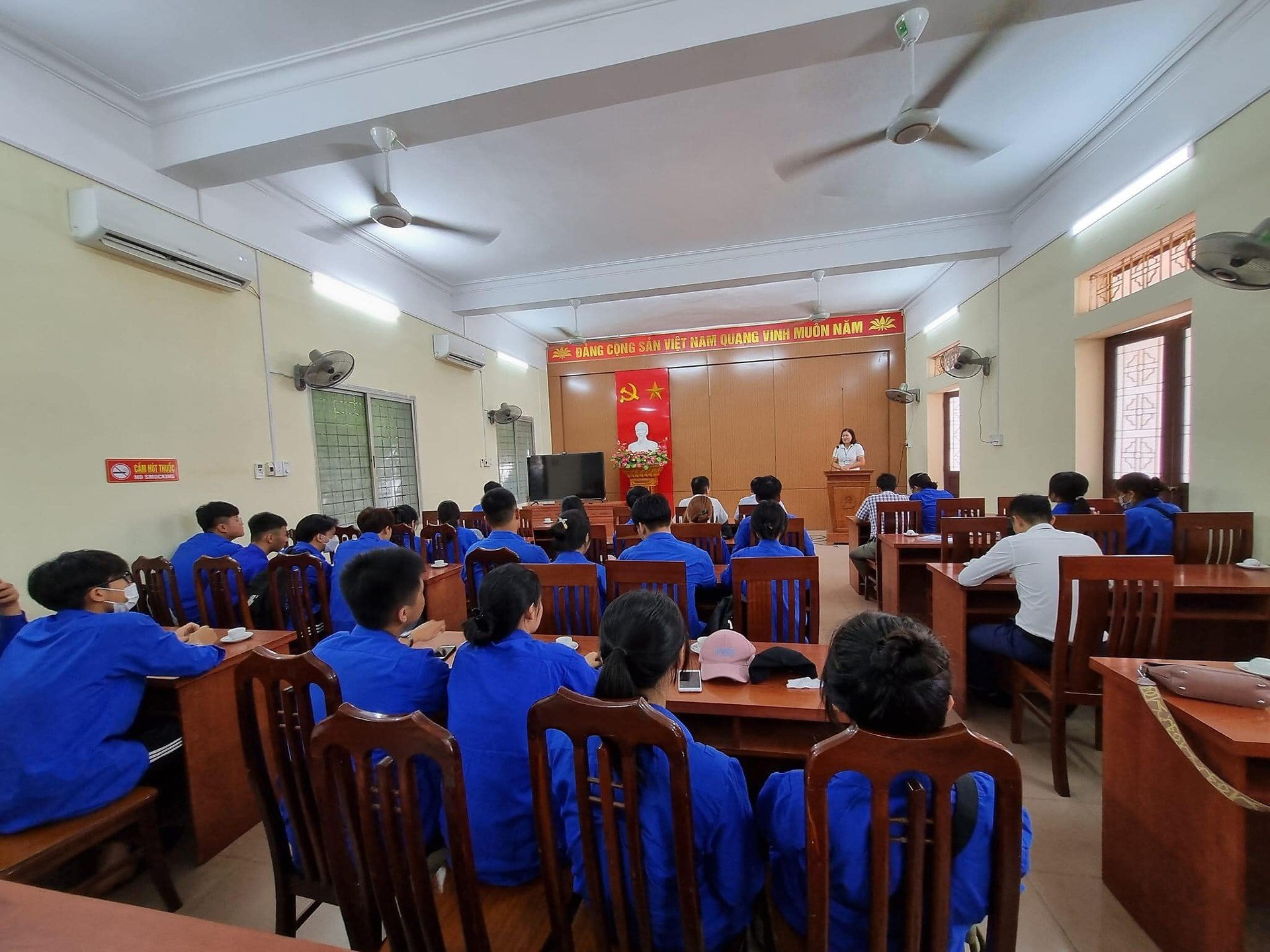 Thường trực Huyện đoàn Thủy Nguyên thăm hỏi, động viên và tặng quà đội hình tình nguyện “Hoa phượng đỏ” thuộc đơn vị THPT Phạm Ngũ Lão