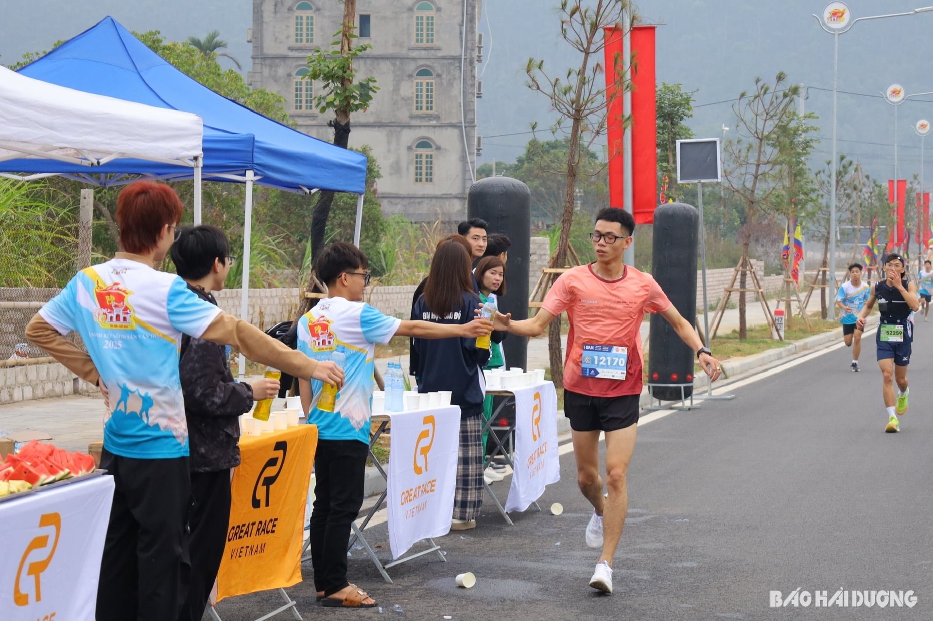 Sinh viên Trường Đại học Sao Đỏ tình nguyện hỗ trợ Lễ hội Côn Sơn - Kiếp Bạc