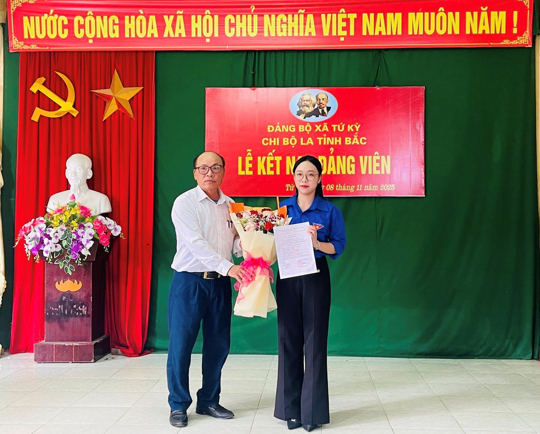 LỄ KẾT NẠP ĐẢNG VIÊN -  ĐOÀN XÃ TỨ KỲ TÍCH CỰC THAM GIA XÂY DỰNG ĐẢNG