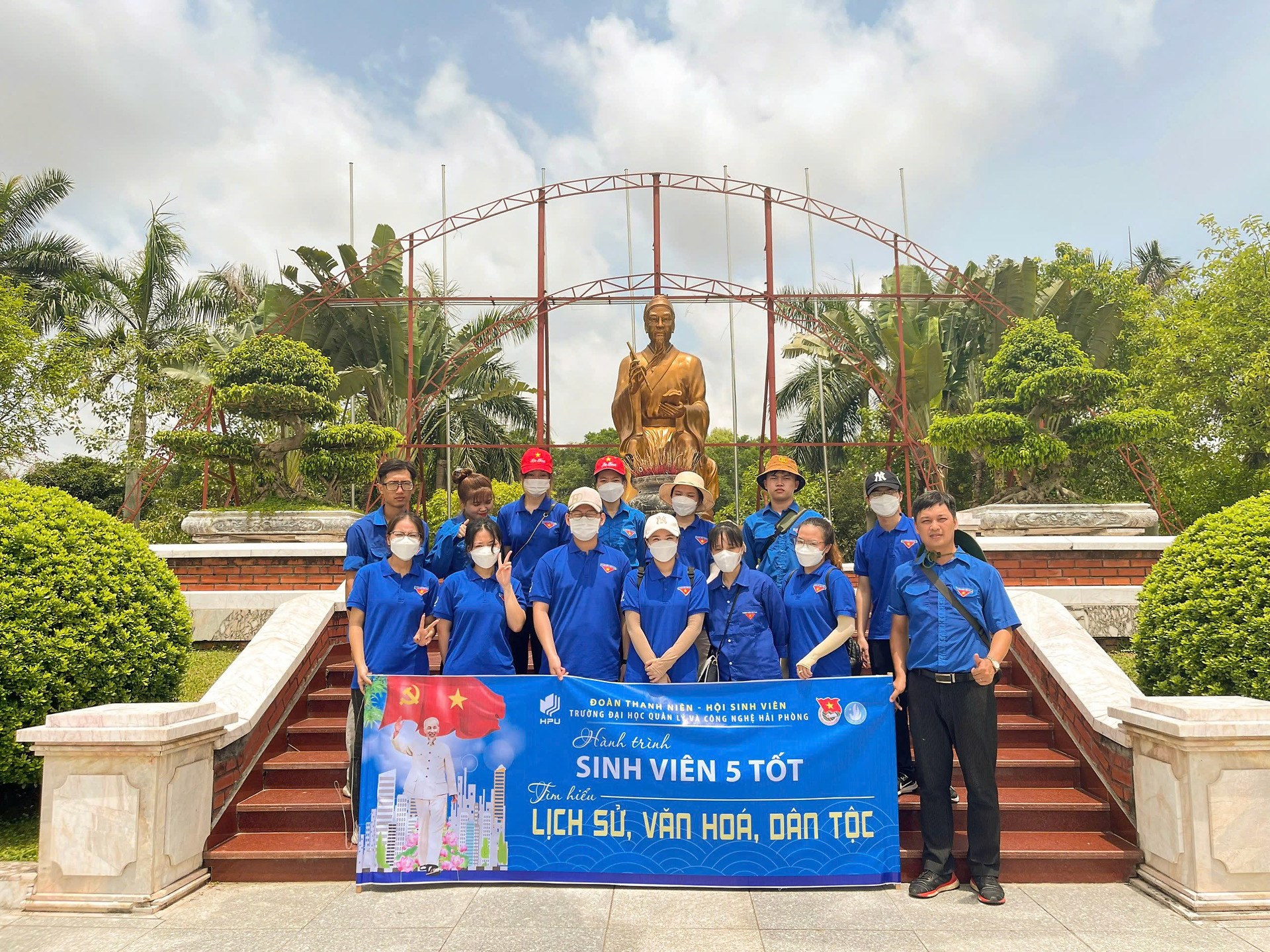 Đoàn Thanh niên trường Đại học Quản lý và Công nghệ tổ chức hành trình địa chỉ đỏ tại Di tích lịch sử cấp quốc gia Trạng Trình Nguyễn Bỉnh Khiêm