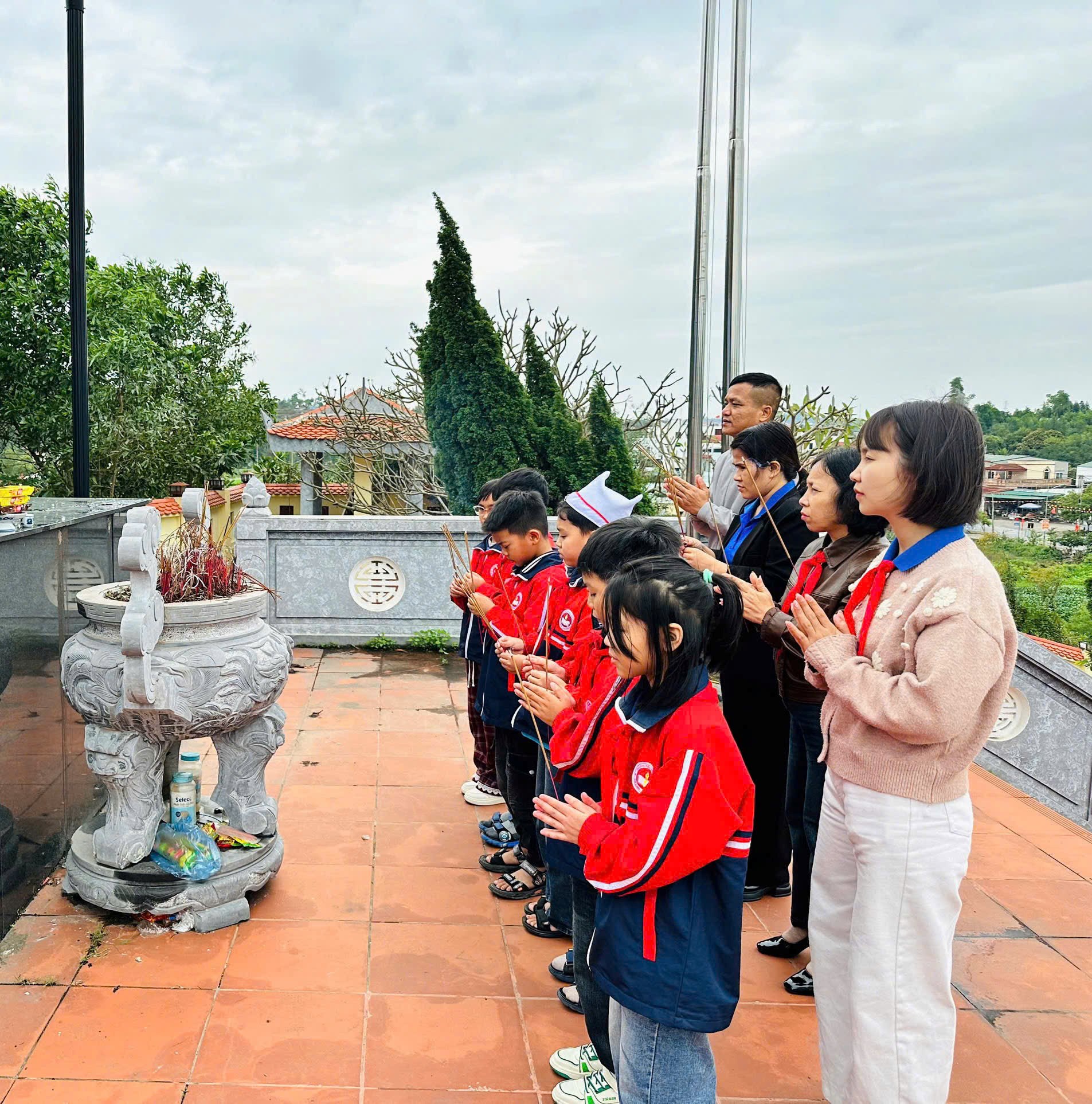 Liên đội trường TH An Lạc tổ chức chương trình hành trình đến địa chỉ đỏ tri ân các anh hùng liệt sy nhân dịp 26/3