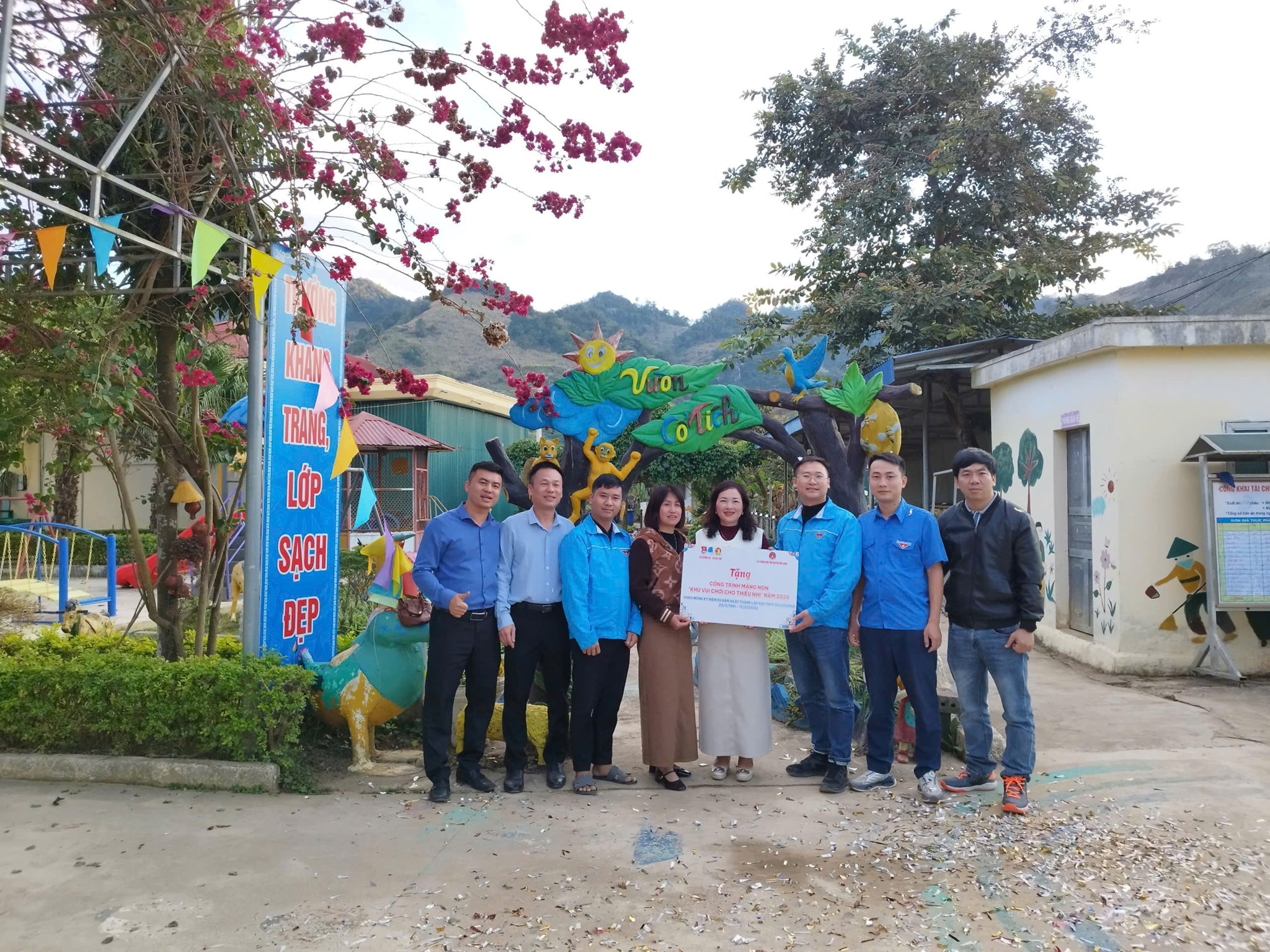 ĐƯỜNG AN: PHỐI HỢP ĐOÀN XÃ ĐẠI SƠN TRAO TẶNG CÔNG TRÌNH MĂNG NON “KHU VUI CHƠI CHO THIẾU NHI” CHÀO MỪNG KỶ NIỆM 85 NĂM NGÀY THÀNH LẬP ĐỘI TNTP HỒ CHÍ MINH (15/5/1941 – 15/5/2026)