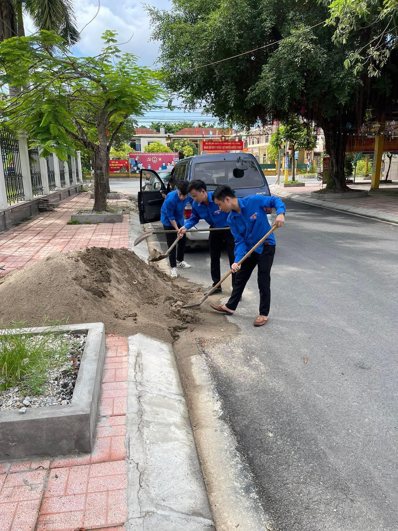 Thanh niên Kiến Thụy triển khai đồng loạt Ngày cao điểm "Tình nguyện xây dựng đô thị văn minh" trong Tháng Thanh niên