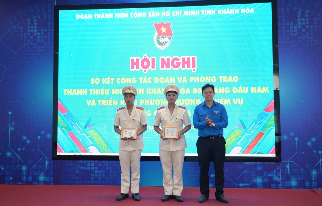 Khánh Hòa: Trao huy hiệu tuổi trẻ dũng cảm cho cho chiến sĩ trẻ dũng cảm chữa cháy, cứu người