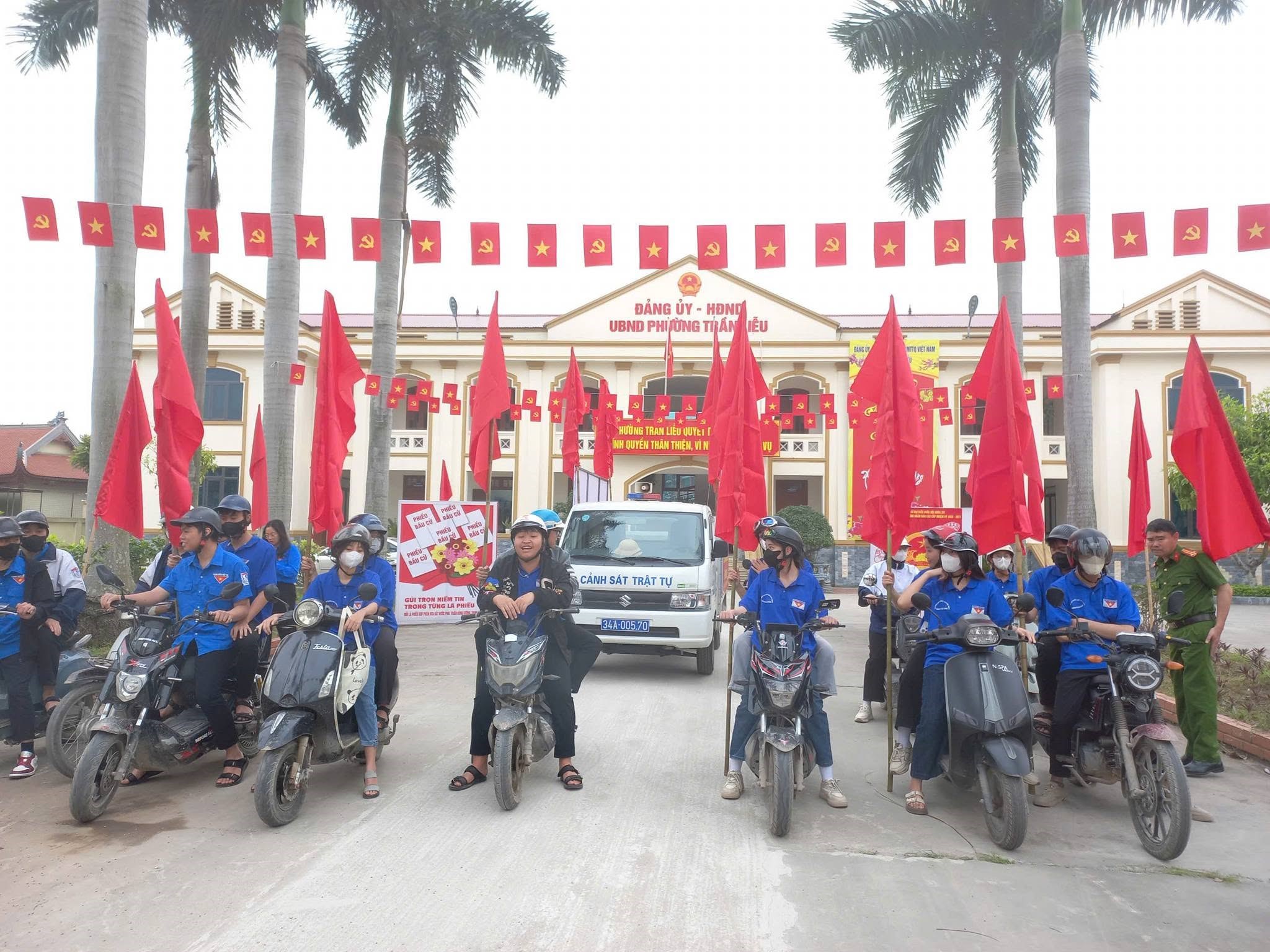 TUỔI TRẺ PHƯỜNG TRẦN LIỄU THÀNH LẬP VÀ DUY TRÌ ĐỘI HÌNH THANH NIÊN TÌNH NGUYỆN TUYÊN TRUYỀN LƯU ĐỘNG VÀ HỖ TRỢ VỀ NGÀY BẦU CỬ