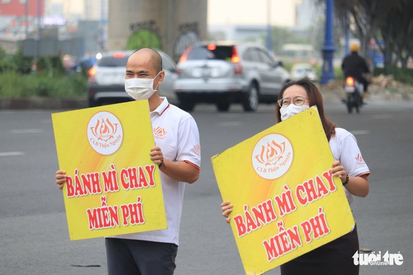 "Nhún nhảy" mời người khó khăn bánh mì miễn phí
