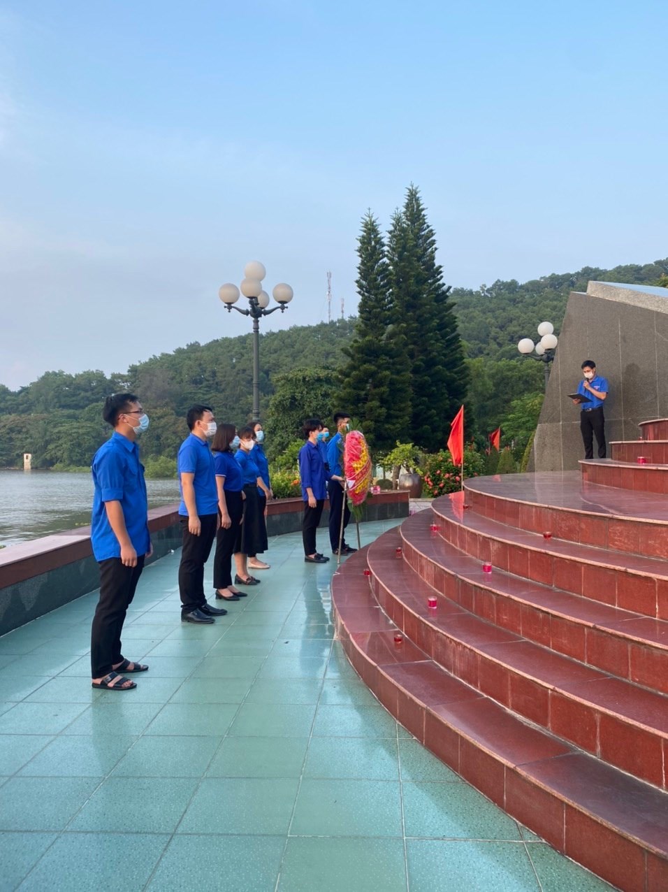 Đoàn thanh niên - Hội đồng Đội quận tổ chức chương trình hành trình về nguồn với chủ đề "Tự hào Việt Nam, dâng hương dâng hoa tri ân các Anh hùng - Liệt sĩ bến K15 "