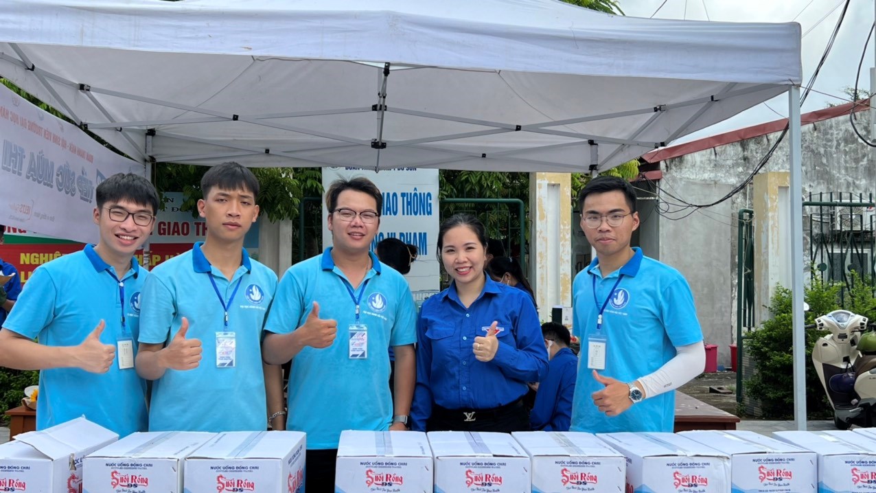 Quận đoàn Đồ Sơn thăm tặng quà cho Đội hình Tiếp sức mùa thi và Hoa phượng đỏ