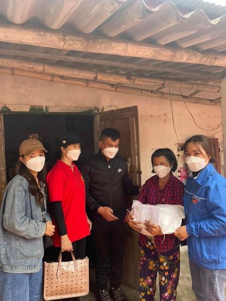 Quận đoàn Đồ Sơn: tổ chức trao túi quà an sinh hỗ trợ người dân, thanh thiếu nhi bị ảnh hưởng bởi dịch bệnh Covid 19