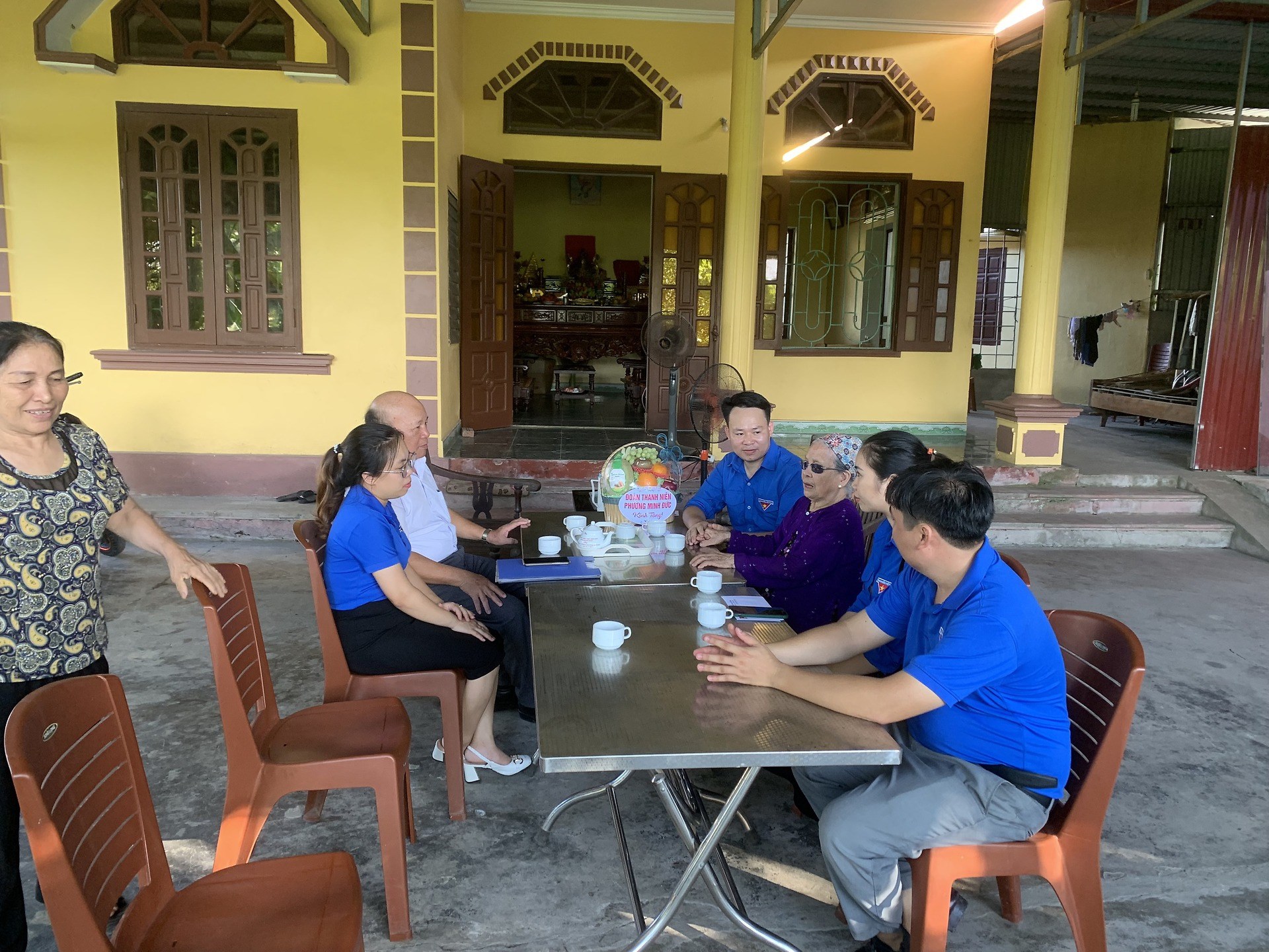 Quận đoàn Đồ Sơn tổ chức thăm tặng quà cho Bà mẹ Việt Nam anh hùng nhân dịp kỷ niệm 75 năm Ngày Thương binh Liệt sỹ