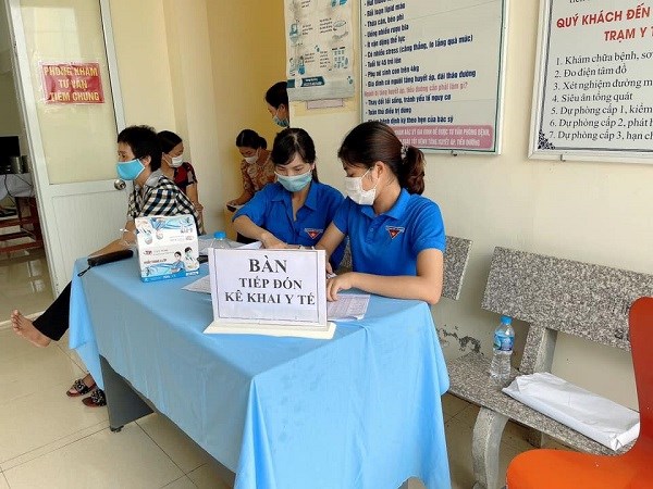 ĐOÀN VIÊN THANH NIÊN HỖ TRỢ CÁC ĐIỂM TIÊM VACXIN PHÒNG COVID-19