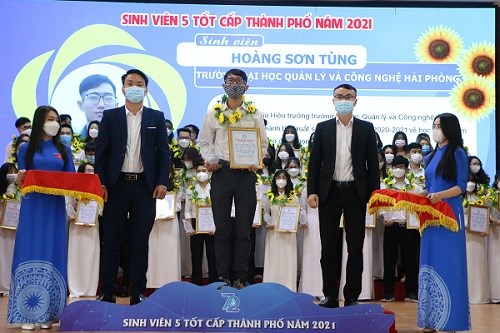 Hoàng Sơn Tùng, sinh viên xuất sắc trong học tập và tình nguyện, tấm gương tiêu biểu trong học tập và làm theo tư tưởng, đạo đức, phong cách Hồ Chí Minh