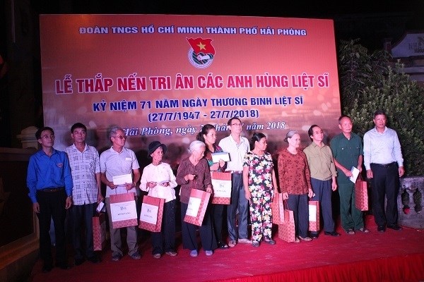 Lễ thắp nến tri ân các anh hùng liệt sĩ cấp thành phố