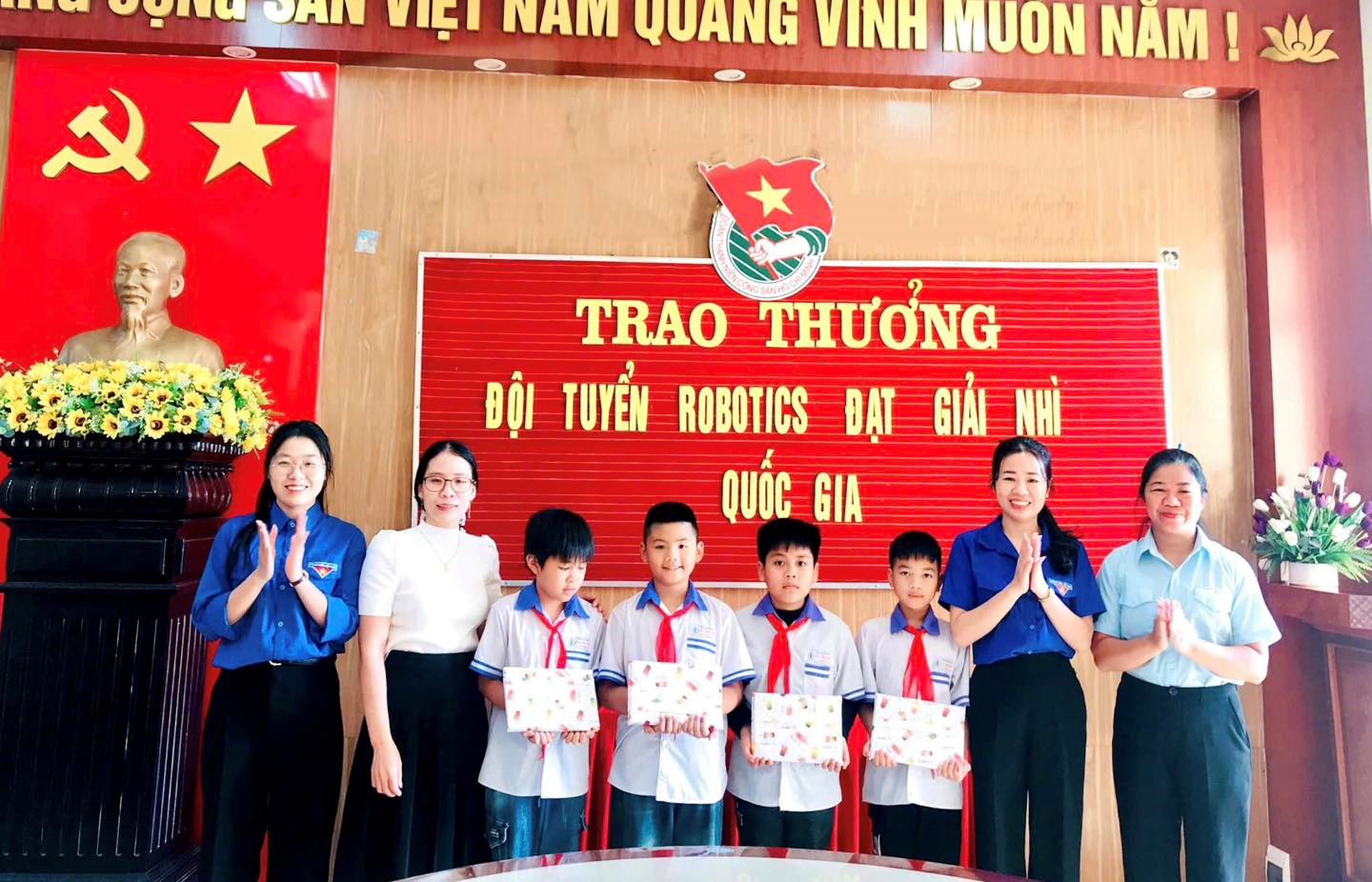 ĐOÀN XÃ NAM THANH MIỆN TẶNG QUÀ, ĐỘNG VIÊN ĐỘI TUYỂN ROBOTICS TRƯỜNG TIỂU HỌC CHI LĂNG NAM ĐẠT GIẢI NHÌ - BẢNG R1 CUỘC THI SÁNG TẠO ROBOTICS TOÀN QUỐC NĂM 2025