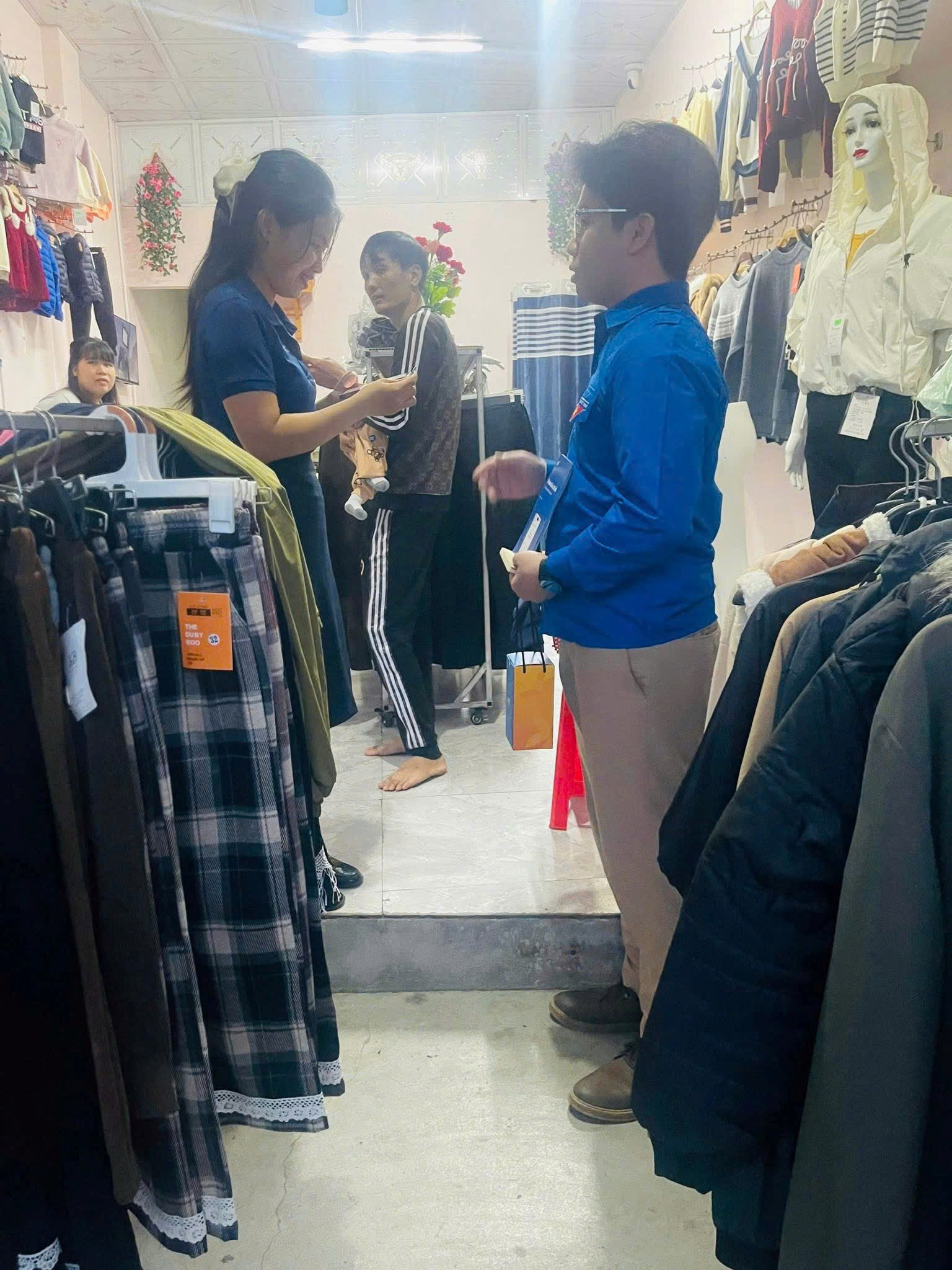 Nhân dịp Tháng Thanh niên, Đoàn Thanh niên phường Lê Đại Hành thực hiện mô hình chợ 4.0 (chợ thanh toán không dùng tiền mặt)
