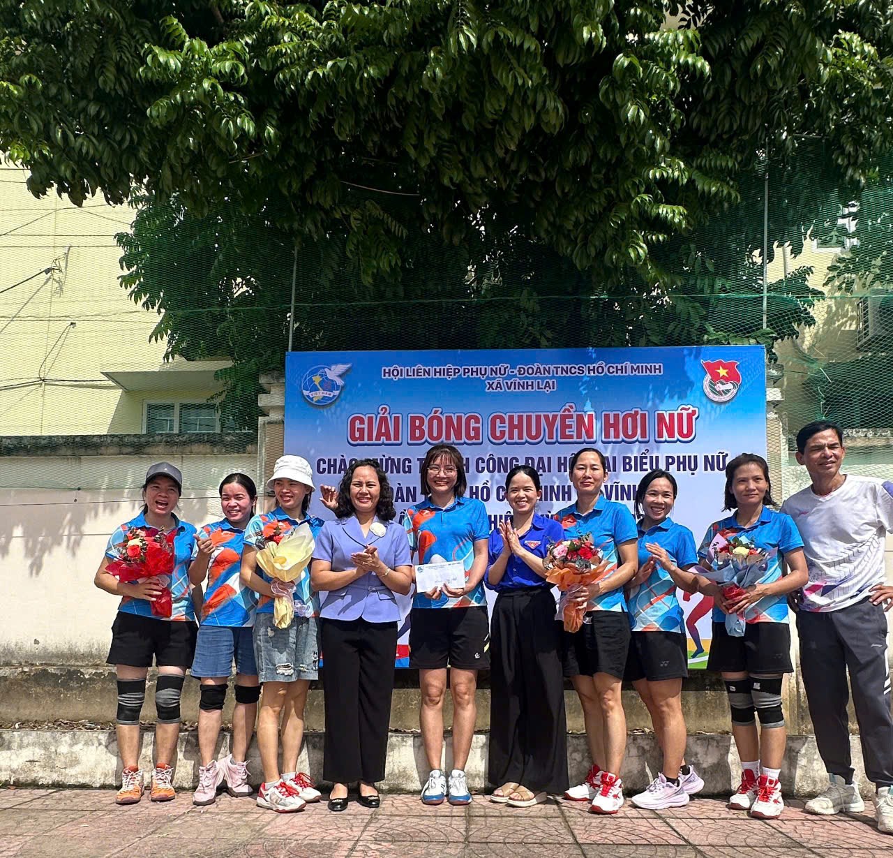 VĨNH LẠI: ĐOÀN TNCS HCM xã phối hợp với Hội Phụ nữ xã tổ chức giải bóng chuyền hơi chào mừng thành công Đại hội
