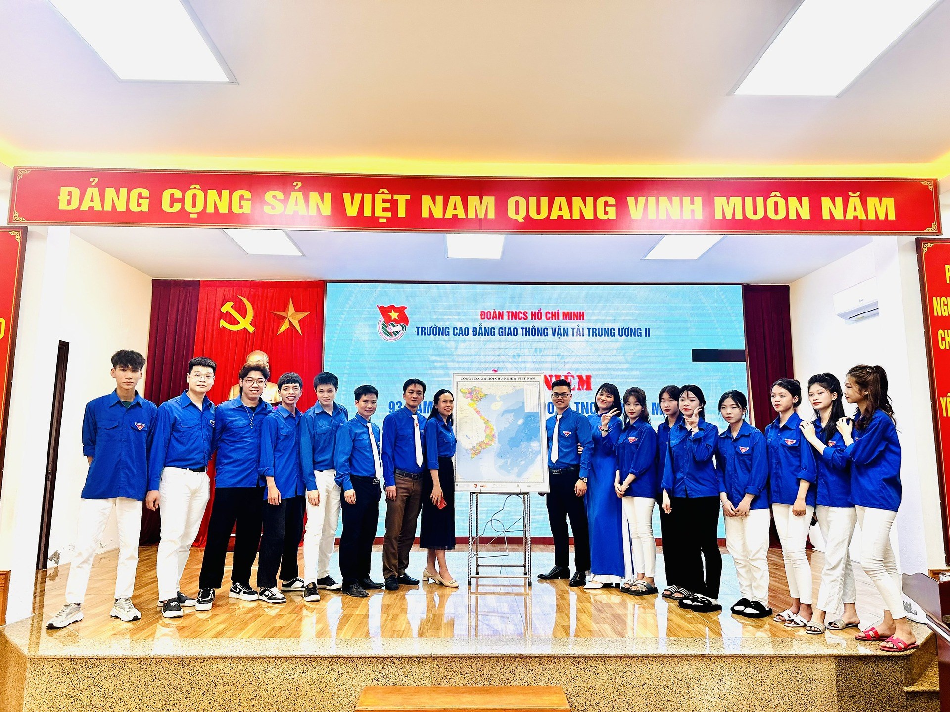 Hưởng ứng cuộc vận động "Tự hào một dải non sông"