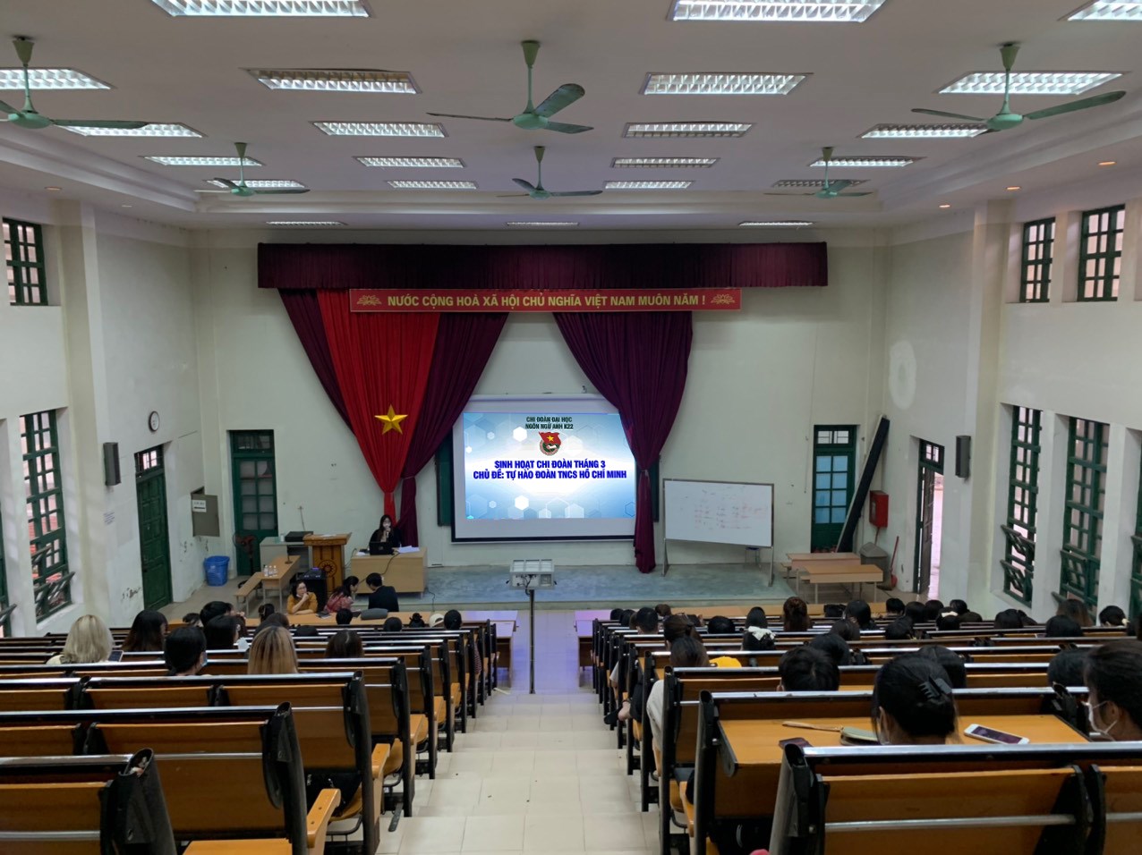 Sinh hoạt chi đoàn tháng 3 theo chủ đề với chủ điểm "Tự hào Đoàn TNCS Hồ Chí Minh".