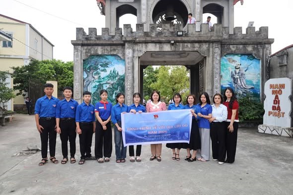 ĐOÀN XÃ AN THÀNH PHỐI HỢP VỚI LIÊN ĐỘI TRƯỜNG THCS KIM TÂN TỔ CHỨC CHƯƠNG TRÌNH HÀNH TRÌNH ĐẾN VỚI ĐỊA CHỈ ĐỎ