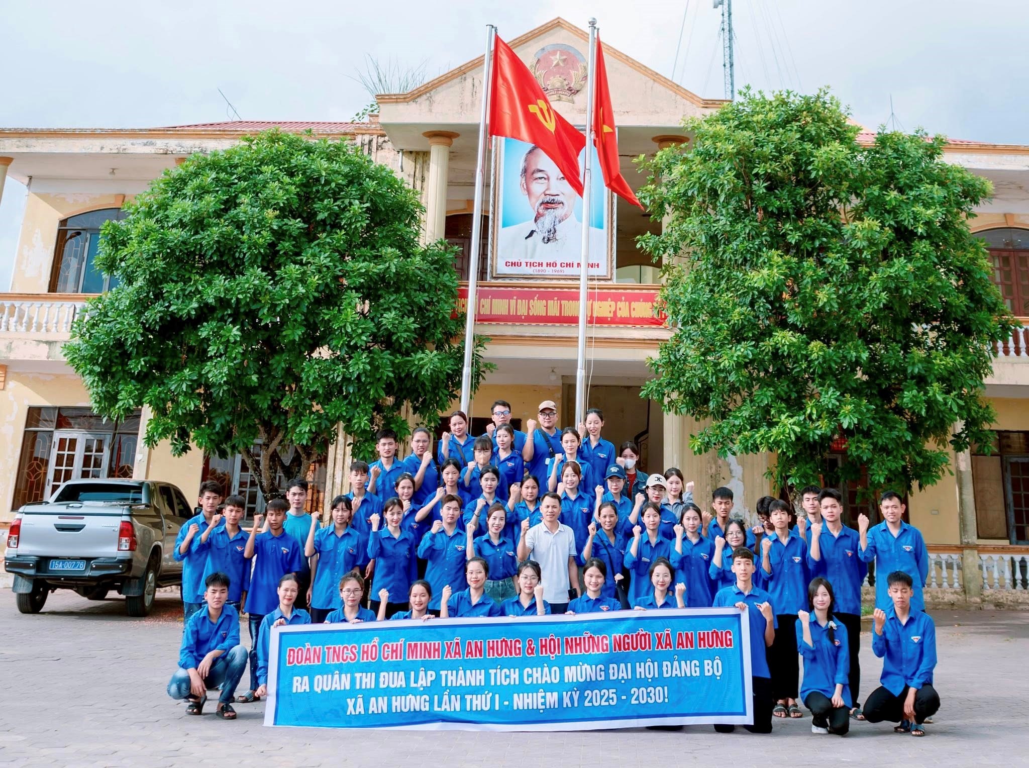 ĐOÀN XÃ AN HƯNG TRAO TẶNG CÔNG TRÌNH "ĐƯỜNG CỜ ĐẢNG, CỜ TỔ QUỐC", CÔNG TRÌNH "PANO TUYÊN TRUYỀN"