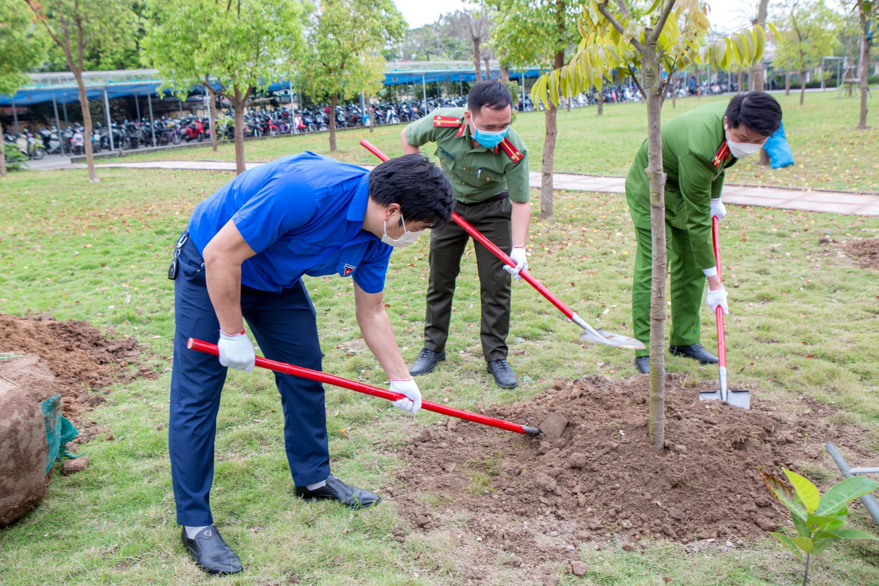 Quận đoàn Hải An: Hoạt động trồng cây xanh, ứng phó biến đổi khí hậu - Bảo vệ môi trường