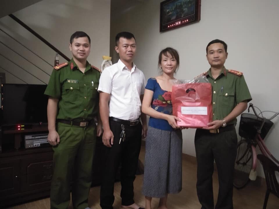Quận đoàn Hải An thăm tặng quà thanh niên tín đồ tôn giáo có hoàn cảnh khó khăn