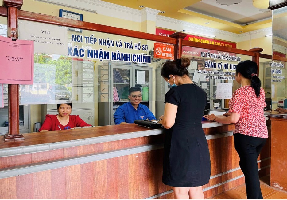 MÔ HÌNH HỖ TRỢ CÔNG DÂN GIẢI QUYẾT THỦ TỤC HÀNH CHÍNH TRỰC TUYẾN TẠI BỘ PHẬN MỘT CỬA UBND PHƯỜNG NAM SƠN