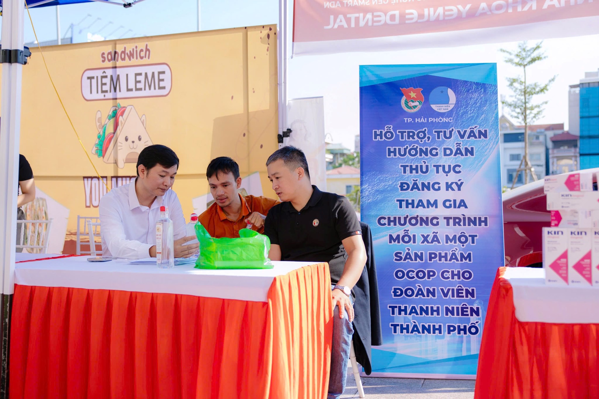 Hoạt động hỗ trợ thanh, tư vấn, hướng dẫn thủ tục đăng ký tham gia chương trình "Mỗi xã một sản phẩm OCOP" cho đoàn viên, thanh niên