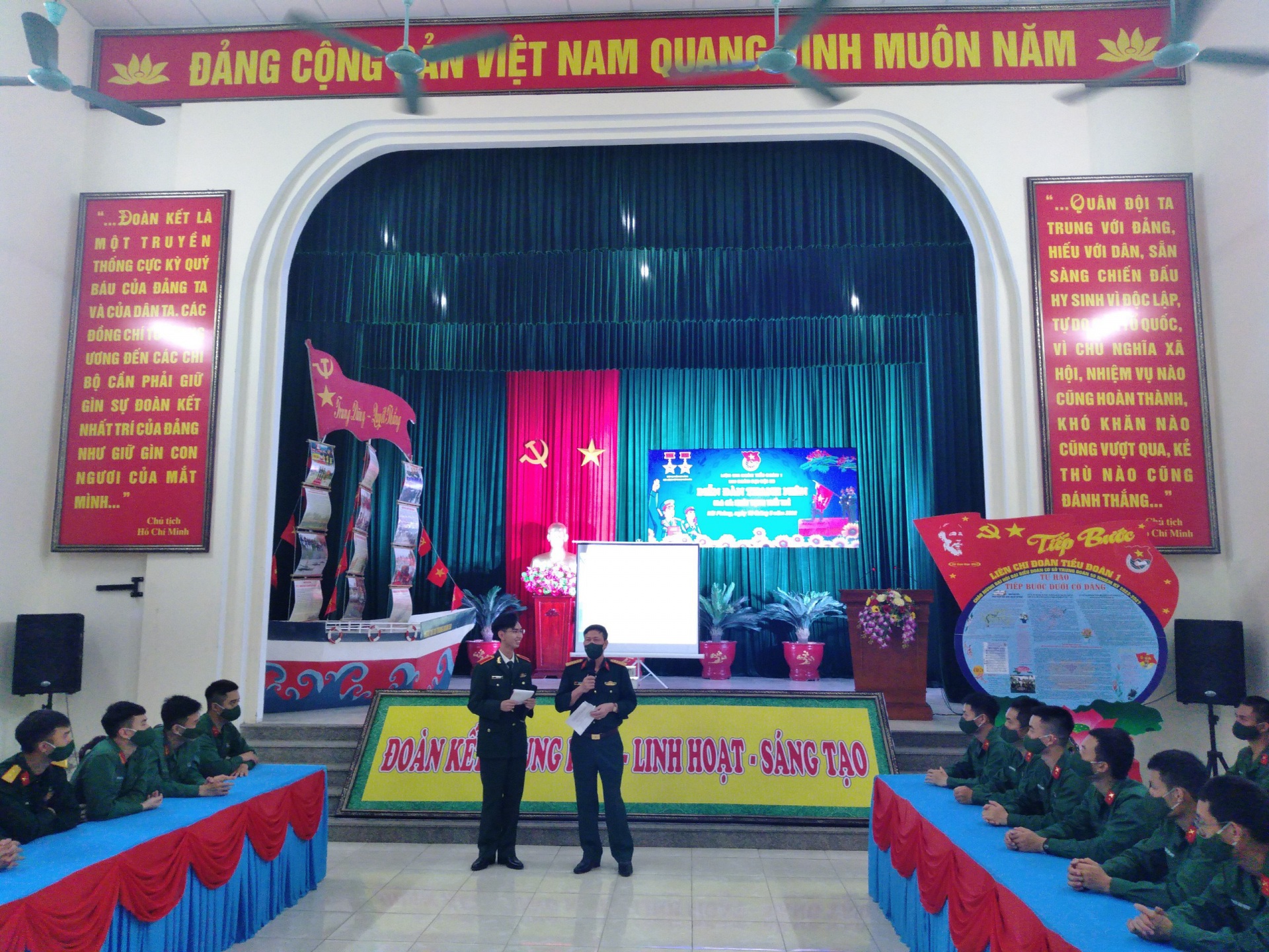 Đ/c Đại tá Hoàng Hữu Dũng - Phó Chủ nhiệm Chính trị Bộ CHQS Thành phố giao lưu cùng cán bộ, đoàn viên Đoàn cơ sở Trung đoàn 50