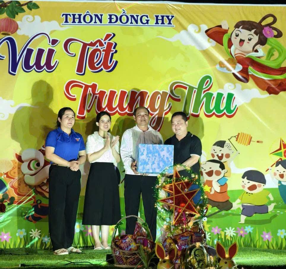 Trao tặng quà cho thiếu nhi nhân dịp Tết Trung thu