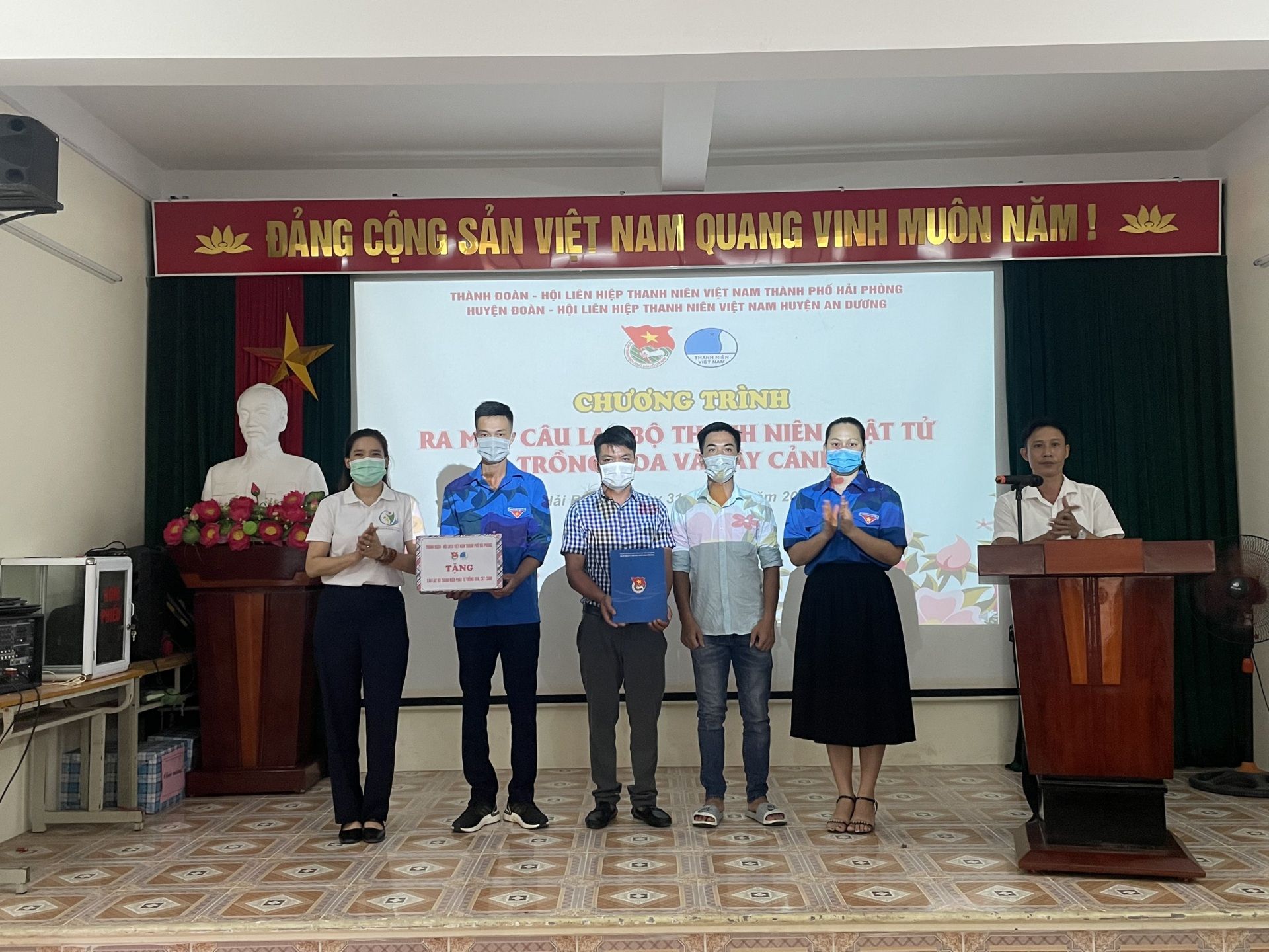 Ban Thường vụ Thành đoàn chứng kiến trao Quyết định thành lập CLB và tặng quà chúc mừng