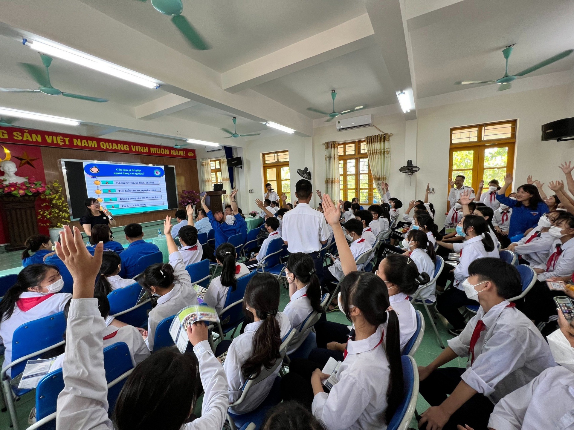 Đại diện Đoàn TNCS Hồ Chí Minh Bệnh viện Hữu nghị Việt Tiệp phối hợp cùng đại diện Đoàn Đặc nhiệm phòng chống tội phạm ma túy số 1, Bộ Tư lệnh Cảnh sát biển Việt Nam tổ chức thông tin, tuyên truyền, phổ biến kiến thức về phòng chống tác hại của ma túy đến người dân và trẻ vị thành niên.