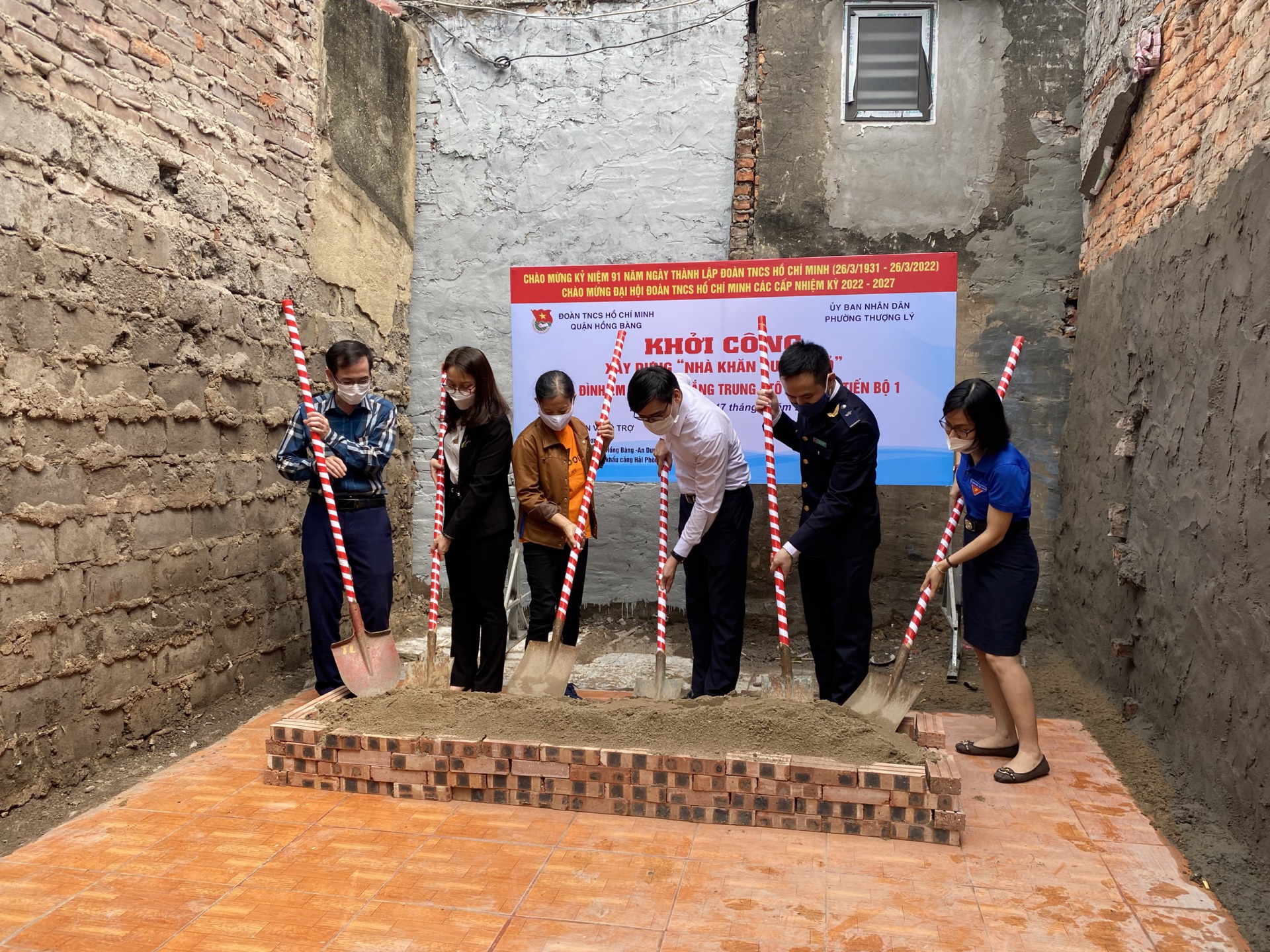 Các đại biểu động thổ khởi công xây nhà "Khăn quàng đỏ".