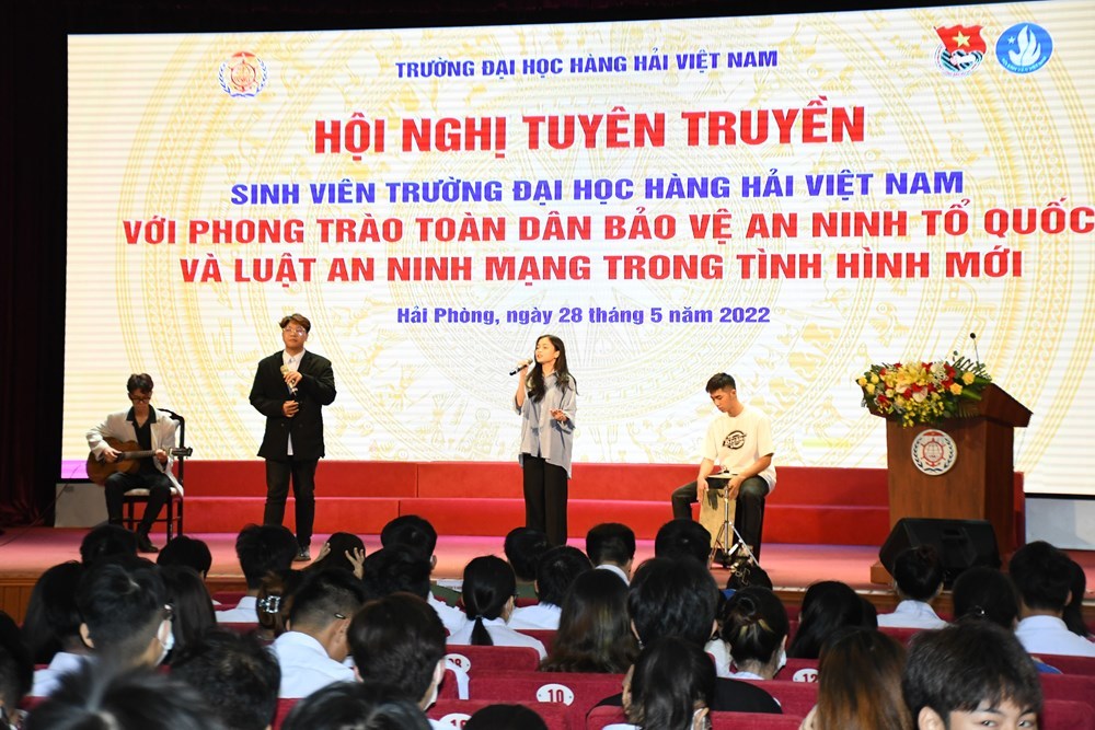 Sinh viên biểu diễn văn nghệ