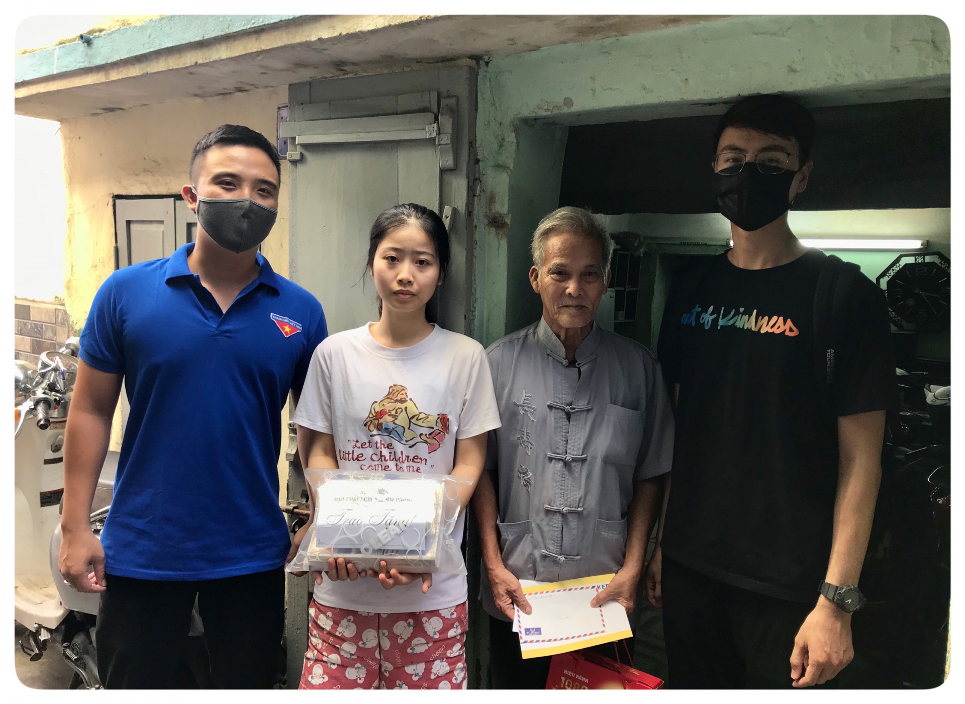 3. Đoàn phường Cát Dài tặng quà dịp Tháng thanh niên