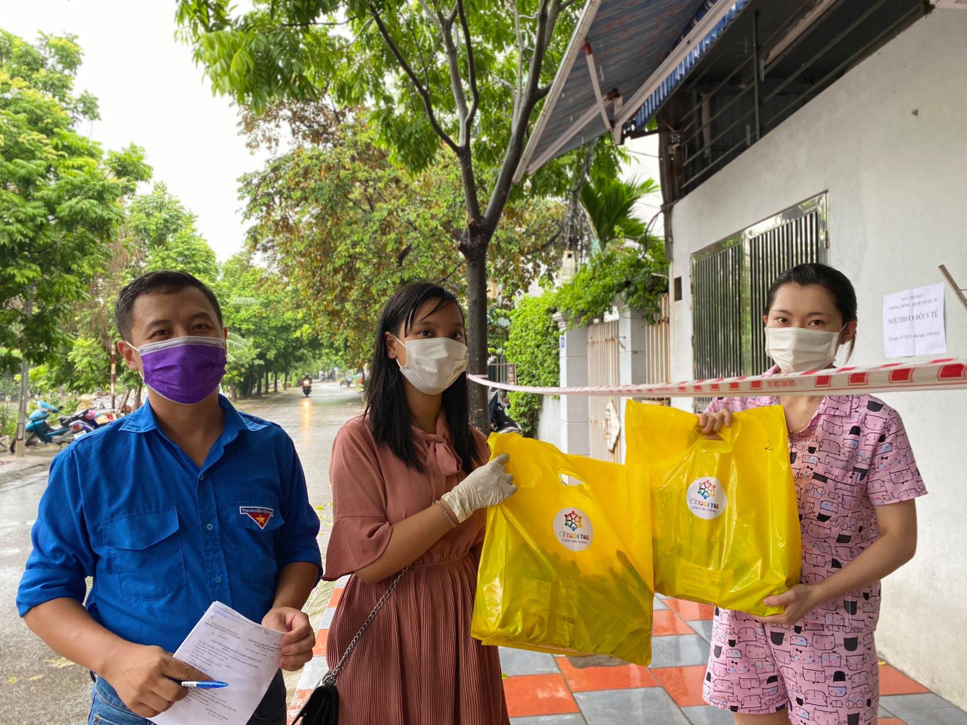 9. Đoàn phường Kênh Dương tặng quà thanh niên yếu thế ảnh hưởng bởi dịch bệnh COVID-19