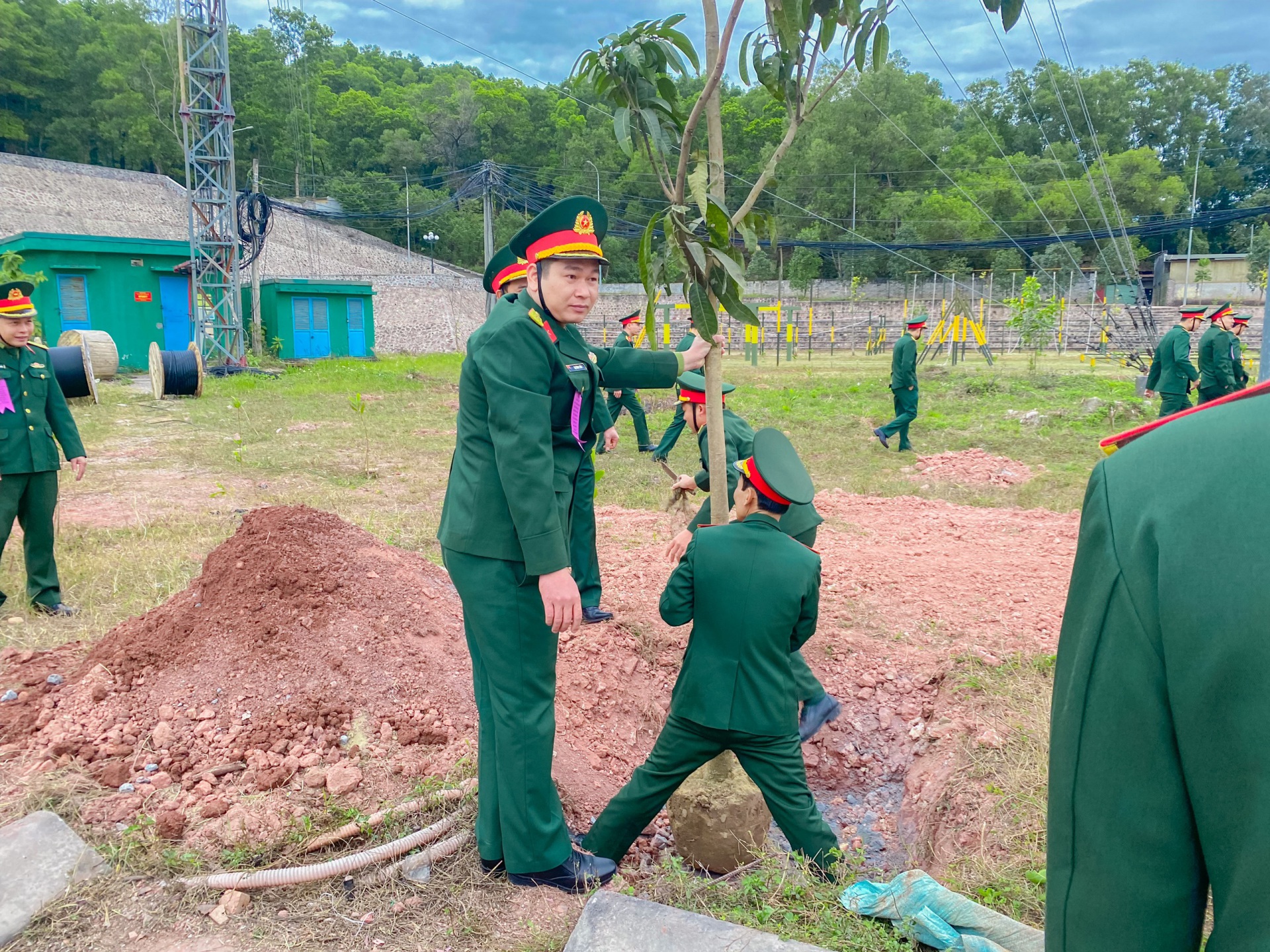 Cán bộ, Đoàn viên Thanh niên Phòng Tham mưu tích cực hưởng ứng tết trồng cây