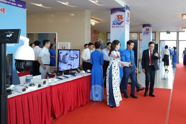 Đồng chí: Trần Lưu Quang – Bí thư Thành ủy, đồng chí: Nguyễn Ngọc Lương – Bí thư Trung ương Đoàn tham quan gian hàng trưng bày sản phẩm công nghệ tại Đại hội
