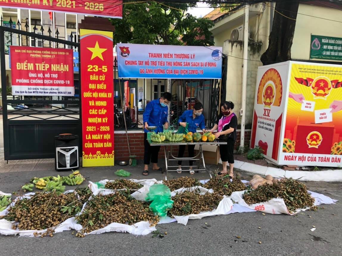 Đoàn thanh niên phường Thượng Lý hỗ trợ nhân dân tiêu thụ nông sản