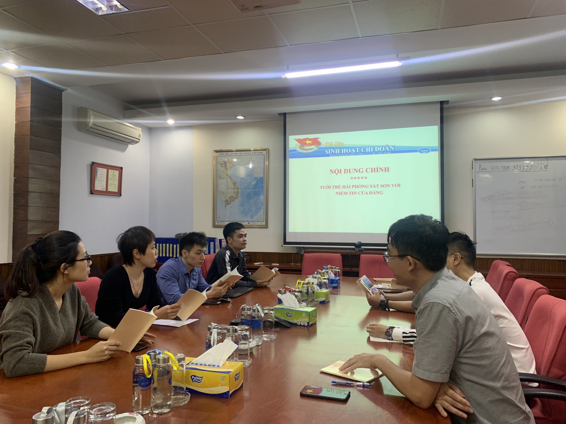 Đ/c Hạnh (thứ 2 từ trái sang) tham gia sinh hoạt Chi đoàn