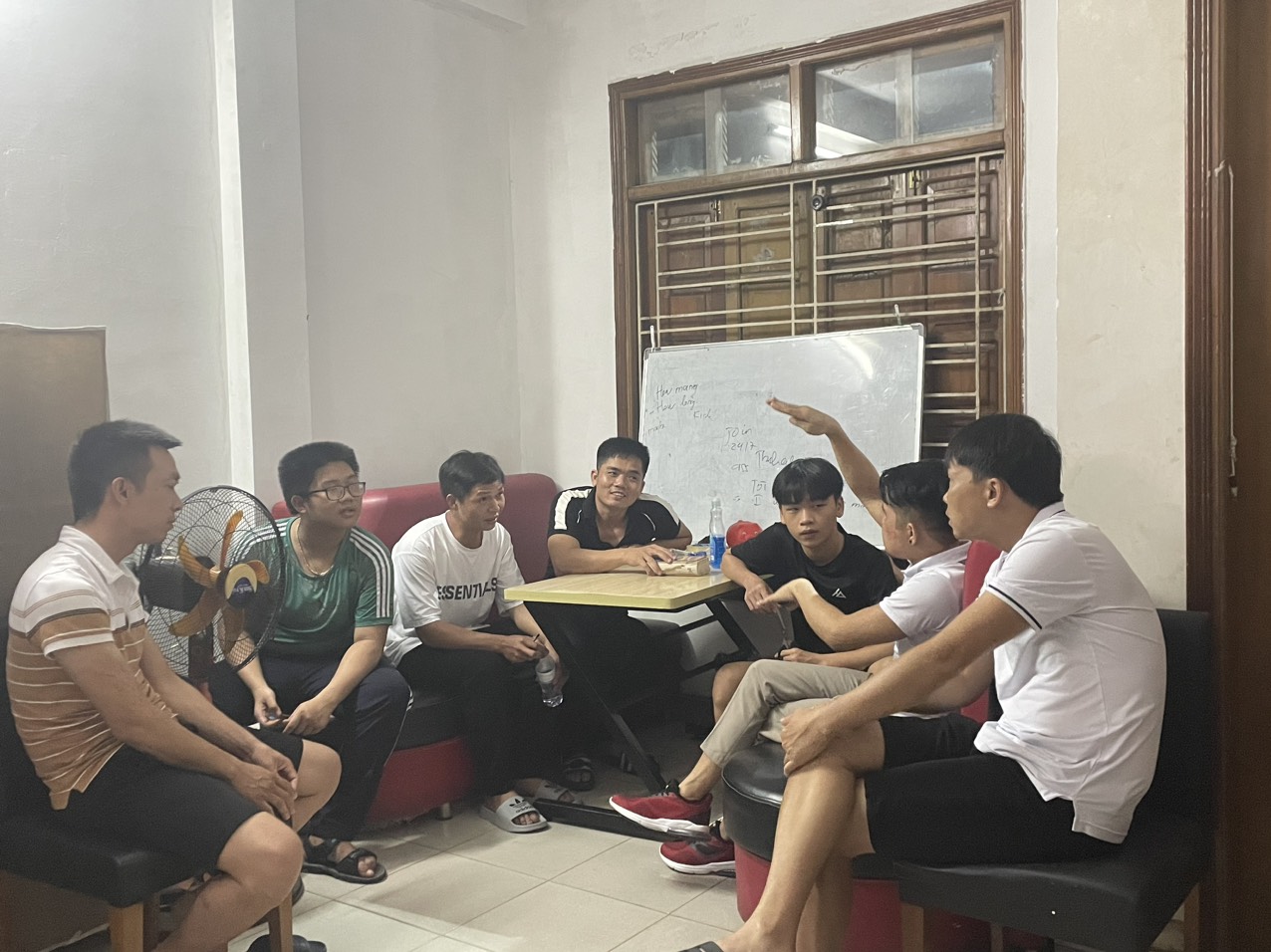 Một buổi sinh hoạt sau giờ ăn tối của các thành viên ở homestay