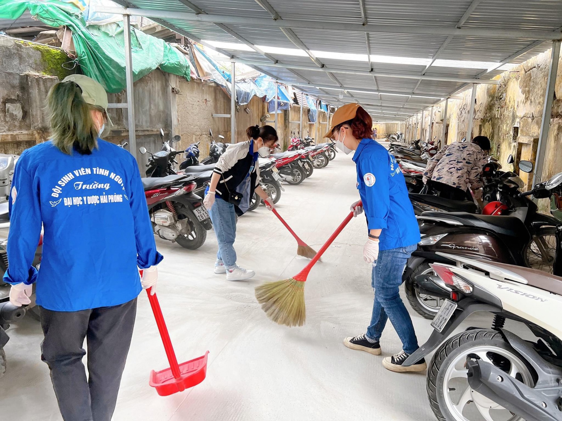 Đoàn viên sinh viên quét dọn cải thiện cảnh quan môi trường